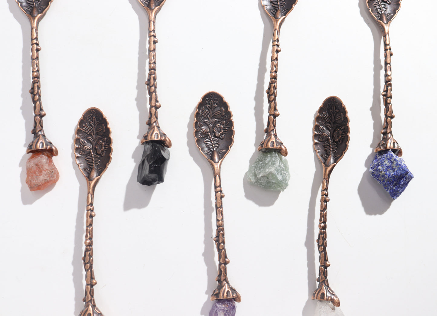 Conjunto de 7 Colheres de Feiticeira com Pedras Preciosas – Bronze